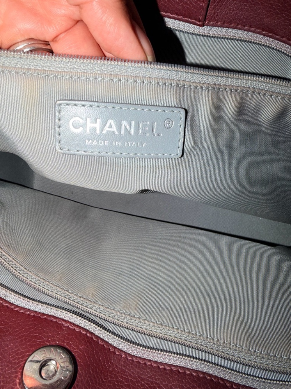 CHANEL Executive Cerf Leather Tote with CC Emblem - Picture 14 of 17